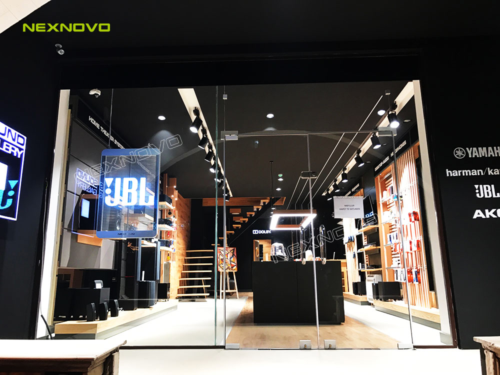 透明LED显示屏应用在全球最大的专业扬声器生产商JBL旗舰店
