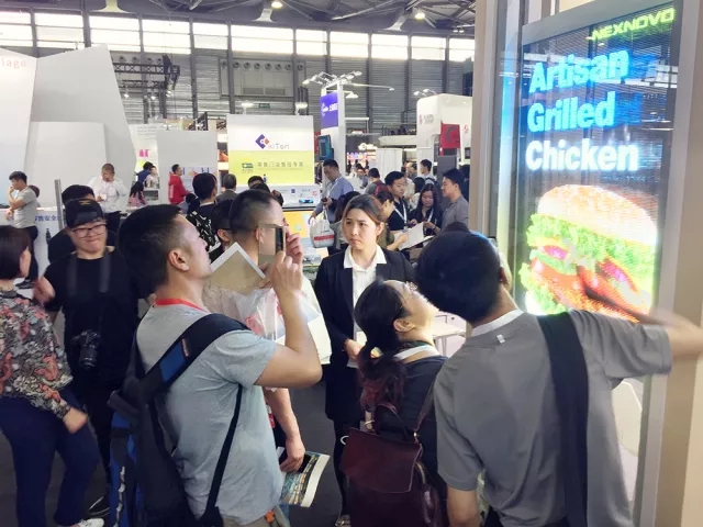 晶泓科技透明LED显示屏争艳C-star 2018上海国际零售展，取得理想效果完美落幕(图11)