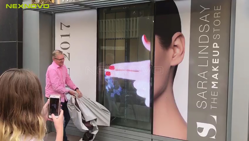 加拿大SARA化妆品店透明LED显示屏项目(图2)