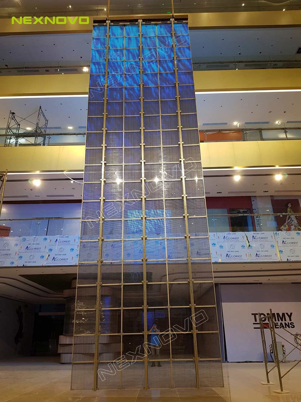 越南 Vincom 购物中心透明LED显示屏项目(图5)