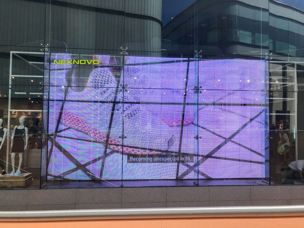 英国利物浦Foot Locker透明LED橱窗显示屏项目(图3)